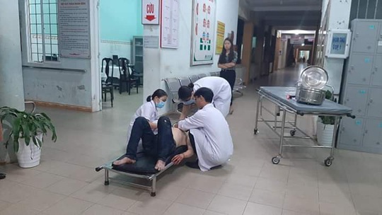 Xe máy lao vào 3 người đang đi bộ trong đêm, khiến 4 người bị thương - Ảnh 1.