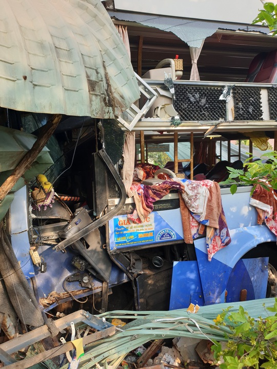 Tai nạn thảm khốc giữa xe tải và xe khách ở Bình Dương - Ảnh 4.