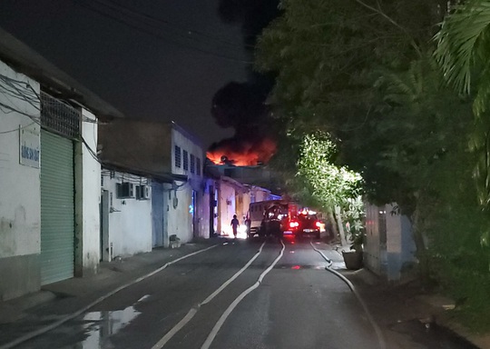 TP HCM: Cháy lớn trong căn nhà chứa vải vụn - Ảnh 2.