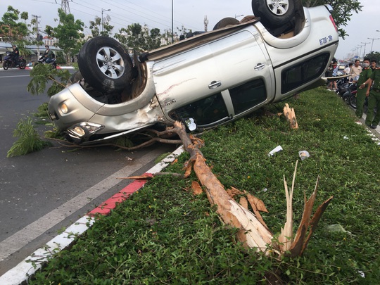 Chạy nhanh, xe bán tải bị nạn trên đại lộ Phạm Văn Đồng, 5 người cấp cứu - Ảnh 2.