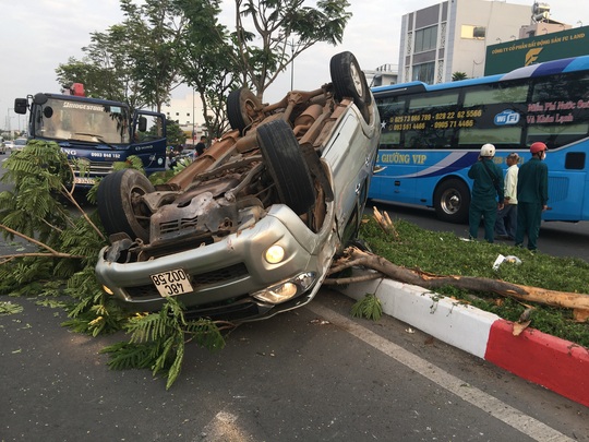 Chạy nhanh, xe bán tải bị nạn trên đại lộ Phạm Văn Đồng, 5 người cấp cứu - Ảnh 1.