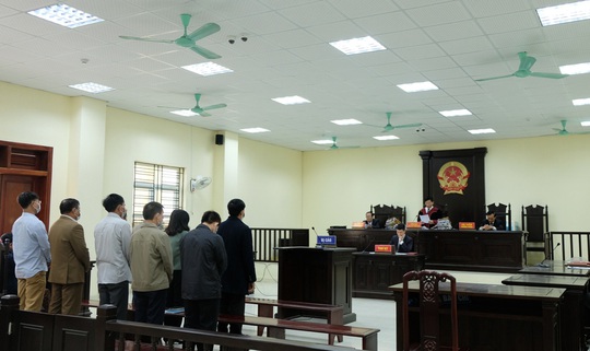 5 cựu cán bộ Thanh tra tỉnh Thanh Hóa đeo khẩu trang hầu tòa về tội Nhận hối lộ - Ảnh 2.