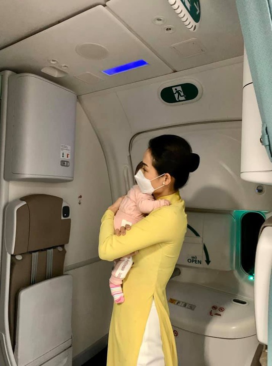 Nữ tiếp viên bế cháu bé 2 tháng tuổi trên máy bay từ Frankfurt về Hà Nội - Ảnh 3.