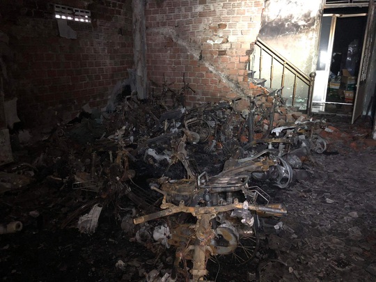 Đà Nẵng: 6 sinh viên may mắn thoát khỏi căn nhà đang cháy, 14 xe máy bị thiêu rụi - Ảnh 1.