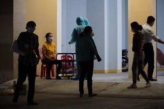Trắng đêm cách ly người có nguy cơ mắc Covid-19 ở Bình Thuận - Ảnh 1.