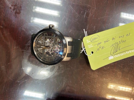 Trao trả lại đồng hồ trị giá 40.000 USD để quên tại sân bay Đà Nẵng cho hành khách - Ảnh 1.