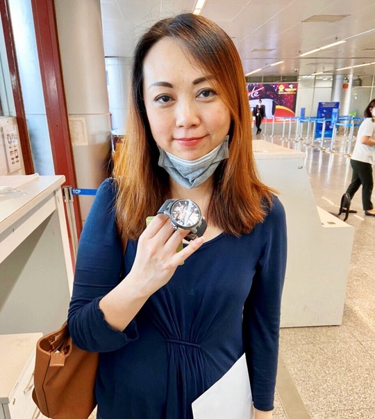 Trao trả lại đồng hồ trị giá 40.000 USD để quên tại sân bay Đà Nẵng cho hành khách - Ảnh 2.