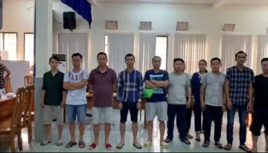 Triệt phá sòng bạc ông trùm ở Bình Thạnh phát hiện 2 khẩu súng ngắn - Ảnh 2.