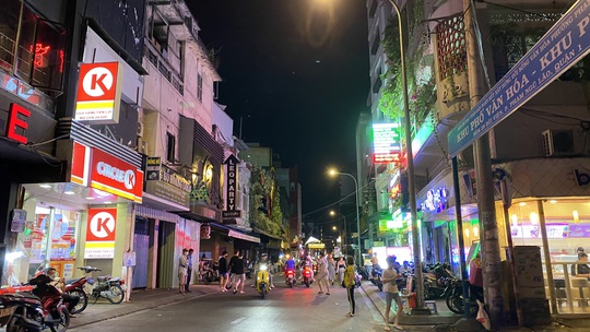 Đêm đầu tiên Phố Tây Bùi Viện nhận lệnh cấm hoạt động massage, karaoke, vũ trường - Ảnh 2.