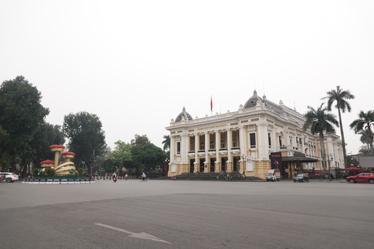 CLIP: Phố phường Hà Nội vắng người đến lạ lùng vì dịch Covid-19 - Ảnh 5.