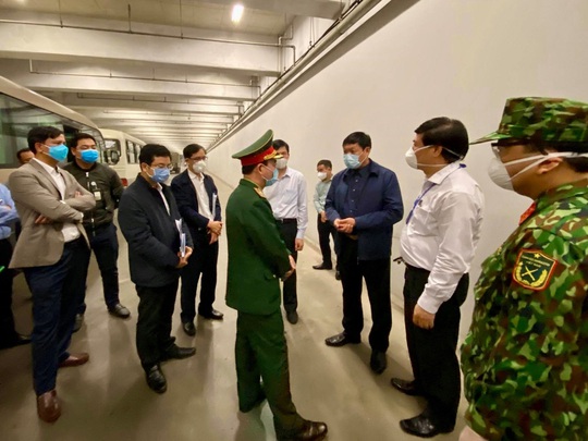 Lượng người từ châu Âu về nước rất nhiều, Nội Bài lấy mẫu xét nghiệm tới 12 giờ đêm - Ảnh 1. Lượng người từ châu Âu về nước rất nhiều, Nội Bài lấy mẫu xét nghiệm tới 12 giờ đêm - Ảnh 1.
