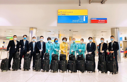 4 chuyến bay từ châu Âu hạ cánh tại sân bay Vân Đồn, Tân Sơn Nhất sáng nay 16-3 - Ảnh 4.