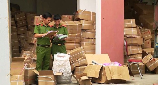 Quảng Bình: Bắt giữ xe tải chở hơn 10 tấn trái cây sấy khô, bốc mùi - Ảnh 1.