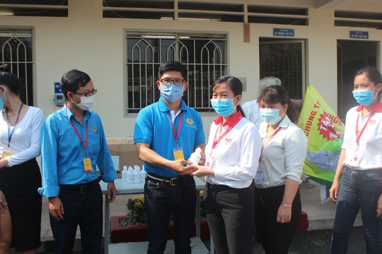 Giúp công nhân chống dịch bệnh Covid-19 - Ảnh 2.