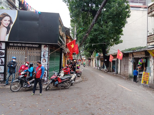 Phong tỏa ngõ nơi nhân viên y tế mắc Covid-19 sinh sống - Ảnh 9.