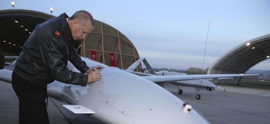 Thổ Nhĩ Kỳ tung một loạt UAV sát thủ tấn công lực lượng Syria - Ảnh 1.