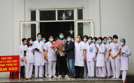 Bệnh nhân Covid-19 thứ 18 ở Ninh Bình hoàn toàn khỏe mạnh xuất viện - Ảnh 4.