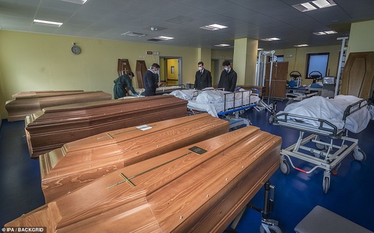 Covid-19 ở Ý: Bệnh viện hết chỗ kê giường, nghĩa trang không chứa đủ quan tài - Ảnh 10.
