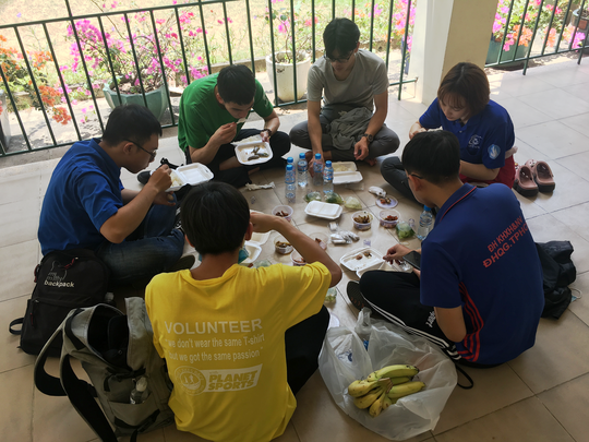 Sinh viên tình nguyện dọn dẹp khu cách ly lớn nhất TP HCM - Ảnh 9.