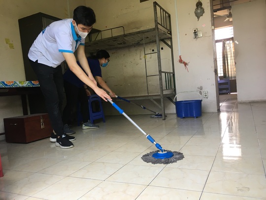 Sinh viên tình nguyện dọn dẹp khu cách ly lớn nhất TP HCM - Ảnh 6.
