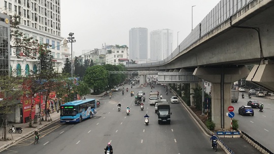 Người dân hạn chế ra đường trong dịch Covid-19, đường phố Hà Nội vắng như Tết - Ảnh 18.