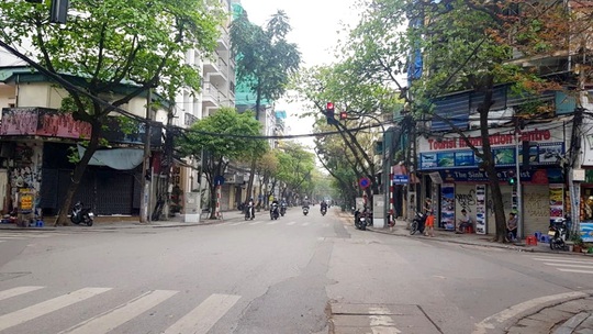 Người dân hạn chế ra đường trong dịch Covid-19, đường phố Hà Nội vắng như Tết - Ảnh 13.