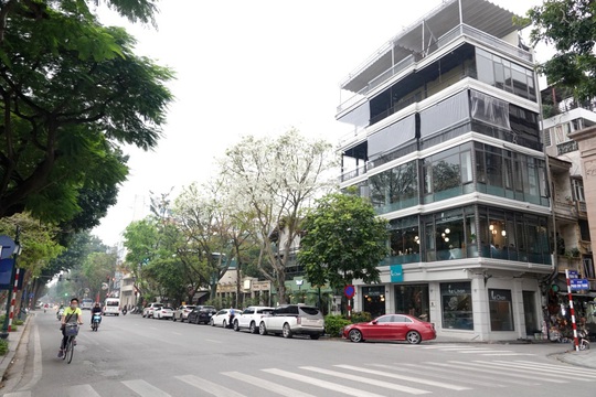 Người dân hạn chế ra đường trong dịch Covid-19, đường phố Hà Nội vắng như Tết - Ảnh 10.