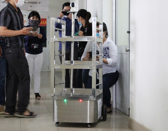 Ngắm robot phục vụ bệnh nhân cách ly bằng điều khiển từ xa - Ảnh 2.