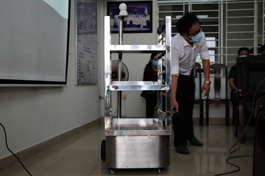 Ngắm robot phục vụ bệnh nhân cách ly bằng điều khiển từ xa - Ảnh 3.