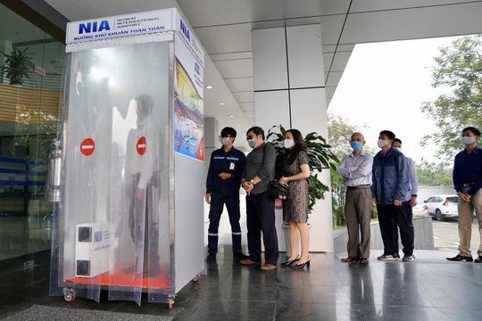 Sân bay Nội Bài thần tốc sản xuất buồng khử khuẩn toàn thân - Ảnh 5.