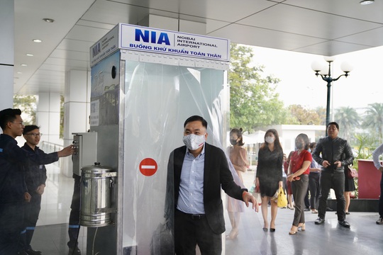 Sân bay Nội Bài thần tốc sản xuất buồng khử khuẩn toàn thân - Ảnh 6.