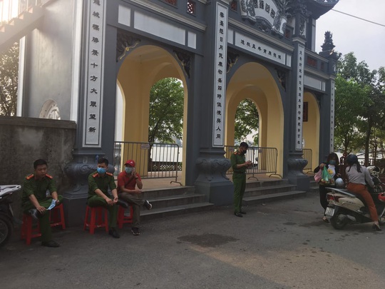 Người dân Hà Nội vẫn chen chân đi lễ Phủ Tây Hồ trong dịch Covid-19 - Ảnh 7.