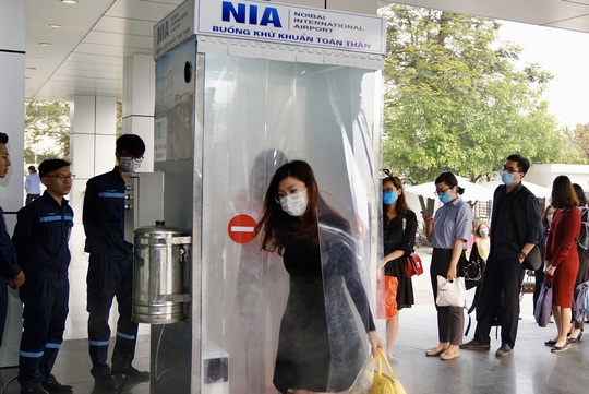 Sân bay Nội Bài thần tốc sản xuất buồng khử khuẩn toàn thân - Ảnh 8.