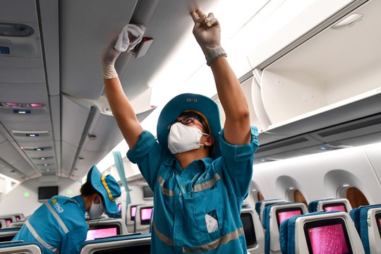 CLIP: Vietnam Airlines bắt đầu phun khử trùng toàn bộ máy bay khai thác trong ngày - Ảnh 17.