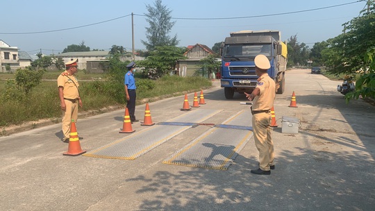 Hàng loạt xe hết hạn kiểm định, chở quá tải - Ảnh 1.