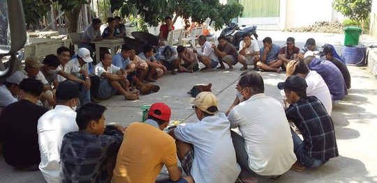 Không sợ dịch Covid-19, hàng chục người rủ nhau đi đá gà ăn tiền - Ảnh 1.