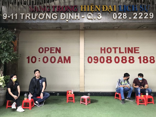TP HCM: Hàng quán đồng loạt đóng cửa, người dân ngồi cách nhau 2m - Ảnh 8.