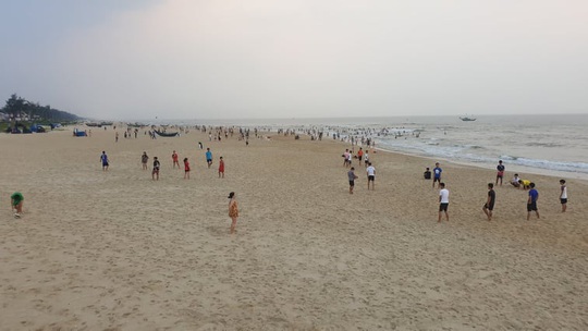 Cấm tụ tập nhưng cả ngàn người ở Quảng Nam vẫn kéo nhau tắm biển - Ảnh 10.