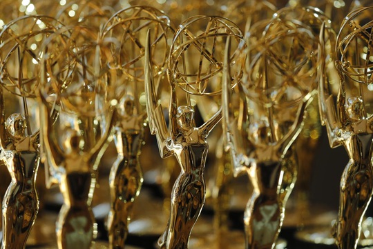 Giải Quả cầu vàng, Emmy thay đổi quy định vì Covid-19 - Ảnh 2.