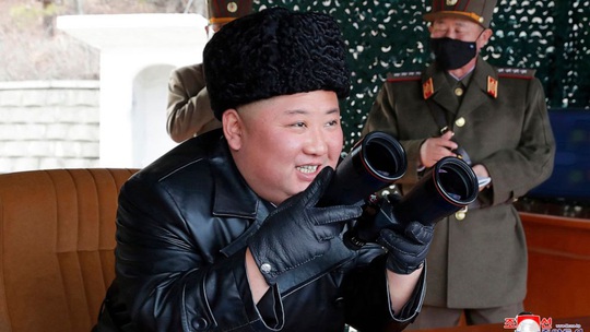 Hình ảnh đối lập giữa ông Kim Jong-un và cấp dưới giữa Covid-19 - Ảnh 1.