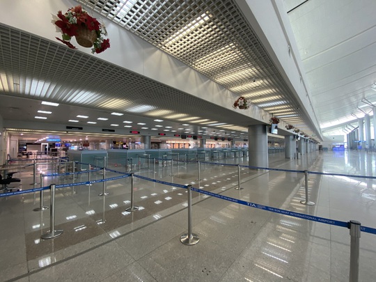 Sân bay Tân Sơn Nhất vắng bóng người sau lệnh hạn chế bay - Ảnh 1.