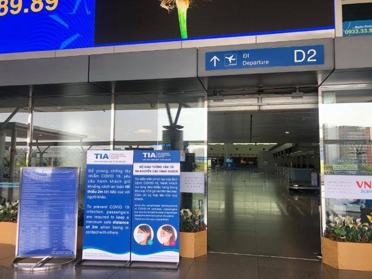 Sân bay Tân Sơn Nhất vắng bóng người sau lệnh hạn chế bay - Ảnh 6.