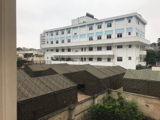 Quân đội dựng bệnh viện dã chiến trong Bệnh viện Bạch Mai - Ảnh 8.