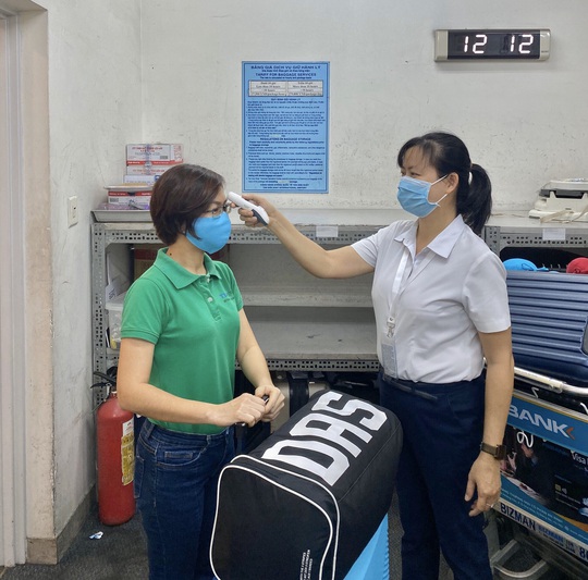 Sân bay Tân Sơn Nhất vắng bóng người sau lệnh hạn chế bay - Ảnh 9.