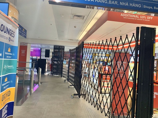 Sân bay Tân Sơn Nhất vắng bóng người sau lệnh hạn chế bay - Ảnh 8.