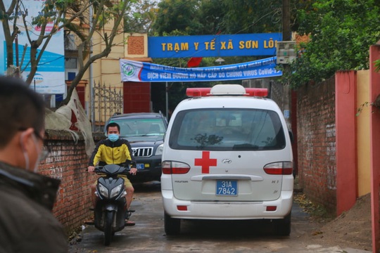 CLIP: Ngày đầu hết cách ly, người dân xã Sơn Lôi đội mưa xin giấy thông hành để đi làm việc - Ảnh 13.