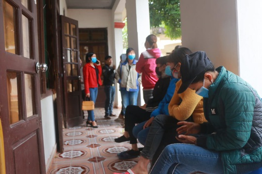CLIP: Ngày đầu hết cách ly, người dân xã Sơn Lôi đội mưa xin giấy thông hành để đi làm việc - Ảnh 15.