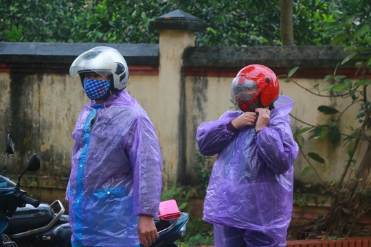 CLIP: Ngày đầu hết cách ly, người dân xã Sơn Lôi đội mưa xin giấy thông hành để đi làm việc - Ảnh 5.