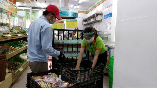 TP HCM: Chợ, siêu thị vắng hoe trong ngày đầu cách ly toàn xã hội - Ảnh 5.