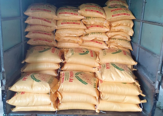 Người bán vé số Tam Kỳ, Hội An xúc động nhận hỗ trợ gạo, mỳ tôm - Ảnh 1.
